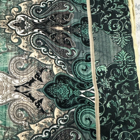 New square scarf 50x 50 inch - Picture 2 of 3